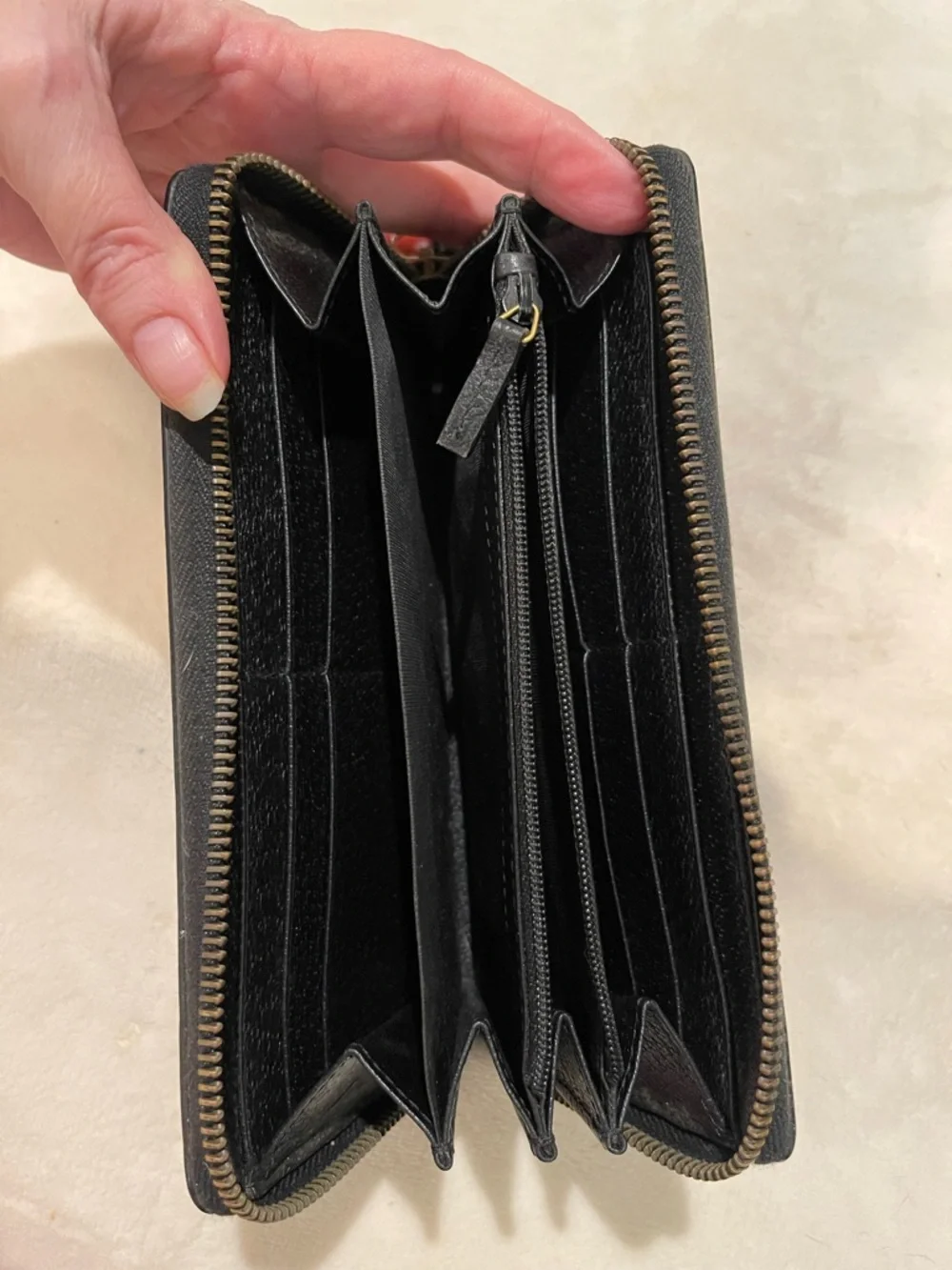 Gucci Black Leather Zip Wallet with Gold Bee and Star Motif like new - Picture 6 of 7